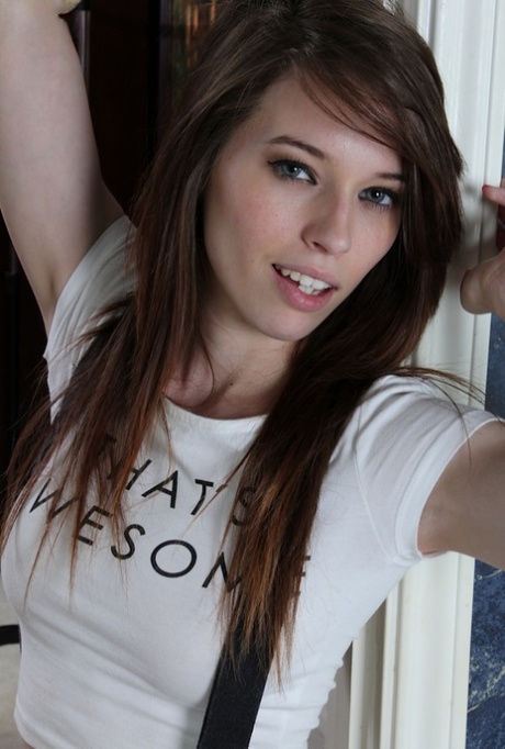 Pretty chick Susie Randolph posing in white shirt and short shorts