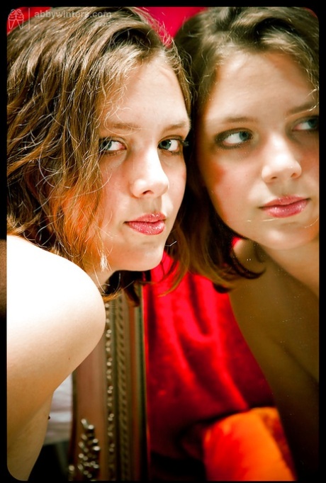 Amateur woman Immie spreading her cunt for masturbation while on period