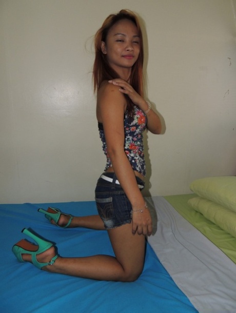 22-year-old Filipina Ayumi picked up in the mall and fucked on camera for cash