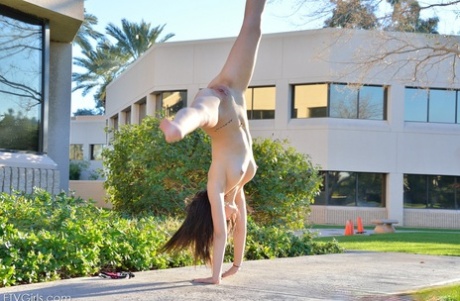 Flexible teen sports no panty upskirts before getting naked at a park