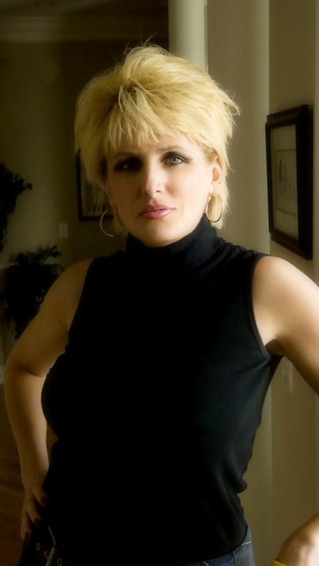 Amateur housewife bares round tits and gets on her knees for POV blowy