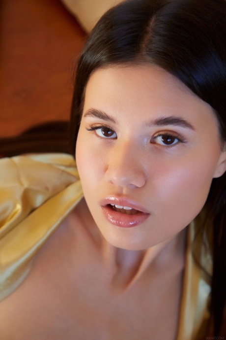 Tall glamour babe Evelin Elle plays with her inviting pussy up close