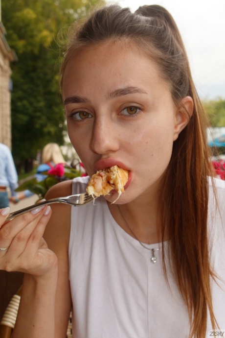 Amateur babe with a ponytail Ira Sedina loses her leggings & shows her booty