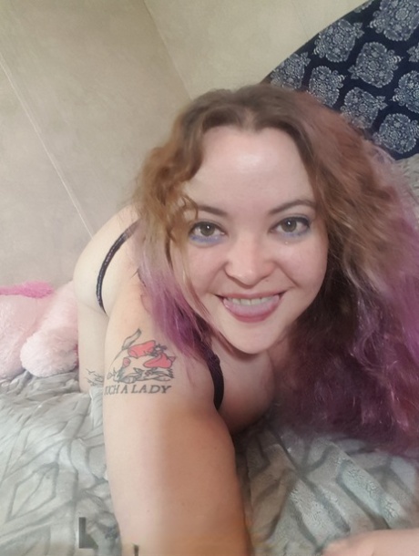 Inked chubby amateur Kelpie Fae poses in black underwear on her bed