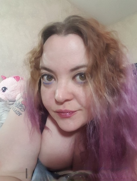 Inked chubby amateur Kelpie Fae poses in black underwear on her bed