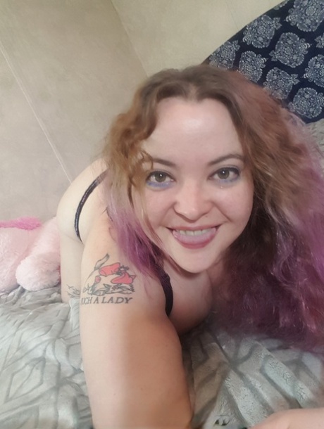 Inked chubby amateur Kelpie Fae poses in black underwear on her bed