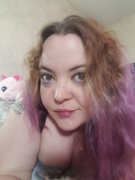 Inked chubby amateur Kelpie Fae poses in black underwear on her bed