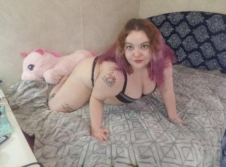 Inked chubby amateur Kelpie Fae poses in black underwear on her bed