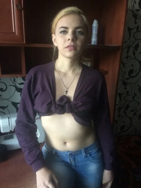 Sexy girlfriend shows her curves & spreads her cunt in an amateur webcam show