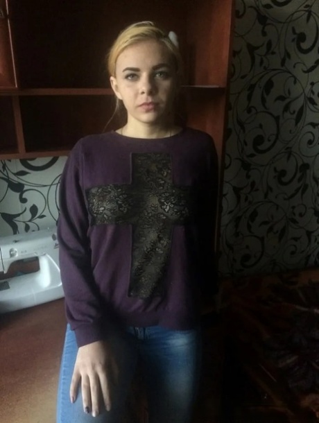 Sexy girlfriend shows her curves & spreads her cunt in an amateur webcam show