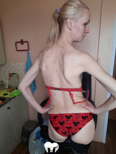 Skinny mom strips to her nylon stockings and toys her mature cunt