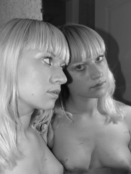 Amateur blonde stunner losing her shirt and posing naked seductively