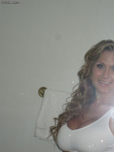 Fit American blondie Alanah Rae flaunting her big tits and sexy curves