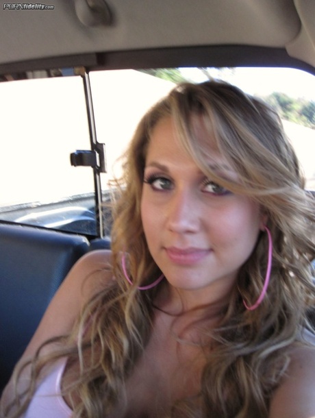 Fit American blondie Alanah Rae flaunting her big tits and sexy curves