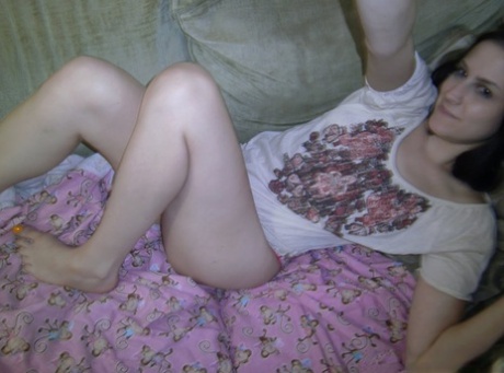 Amateur babe shows her medium tits & her lickable pussy while taking selfies