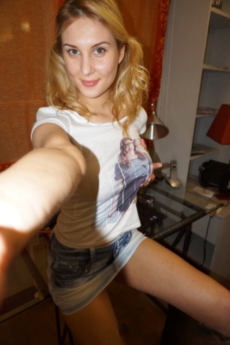 Amateur babe shows off her juicy big tits while taking nude selfies