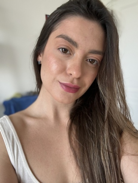 Gorgeous OnlyFans cam babe Scarlett Oharra shows off her big ass