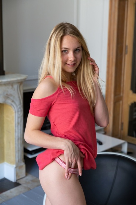 Sexy Russian babe Alecia Fox plays with her trimmed pussy up close