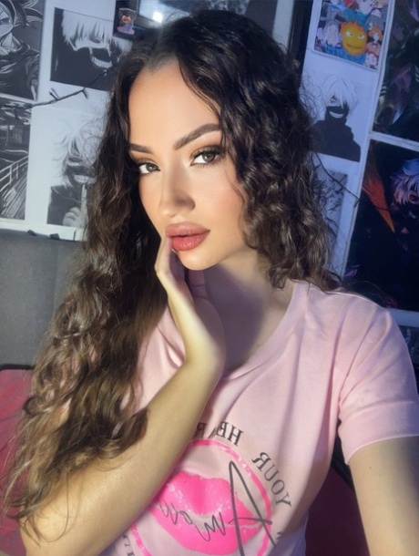 Cute babe Leon Mariana flaunts her hot ass in a seductive lacy negligee