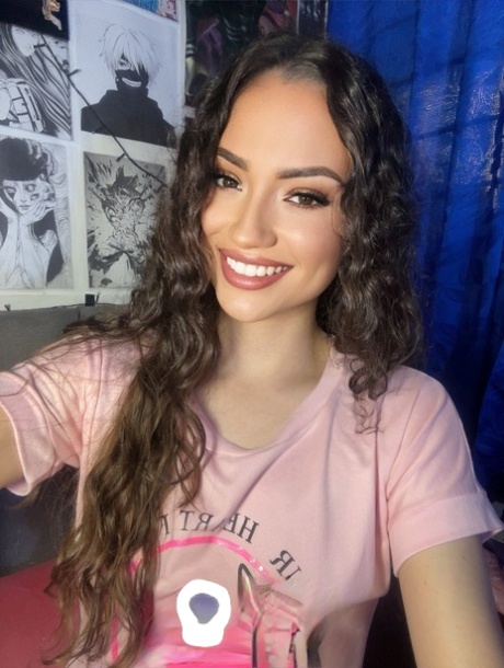 Cute babe Leon Mariana flaunts her hot ass in a seductive lacy negligee