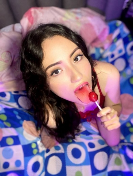 Cute babe Leon Mariana flaunts her hot ass in a seductive lacy negligee