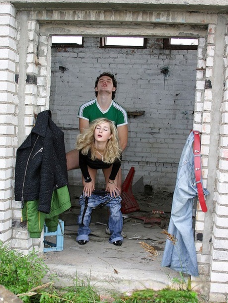 Blonde girl does hardcore anal in an abandoned building with strangers