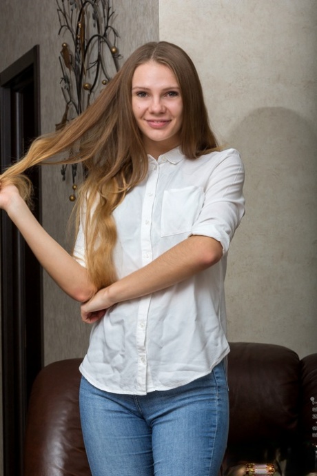 Ukrainian stunner Elina De Leon gets naked & shows her perfectly shaped body