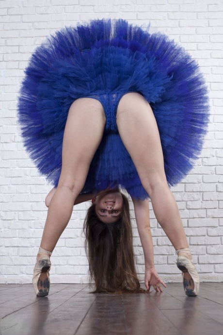 Young ballerina Sara gets totally naked in a confident fashion