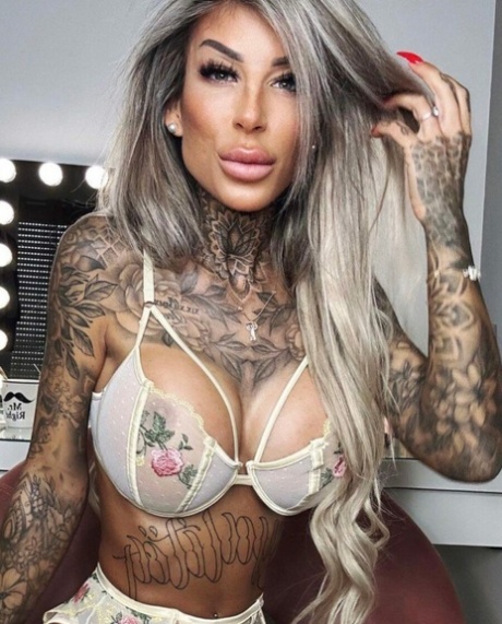 Inked amateur babe Jacky teasing with her sensitive feet & curves