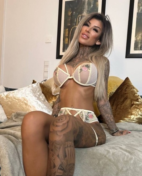 Inked amateur babe Jacky teasing with her sensitive feet & curves