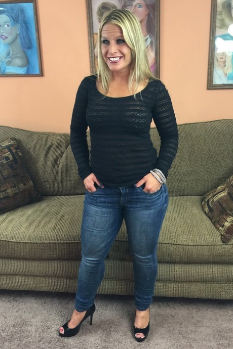 Chubby blonde Skylar Rae strips fully naked and gives a POV blowjob