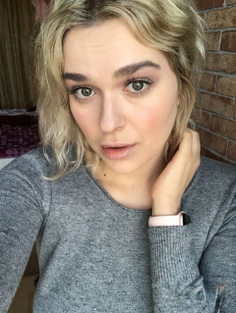 Sexy amateur Yara Phoenix & her friends show off their tits and tattoos