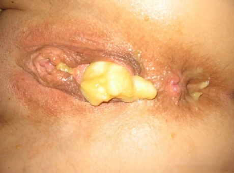 Short-haired MILF inserts a ripe banana into her pussy and blows a dick