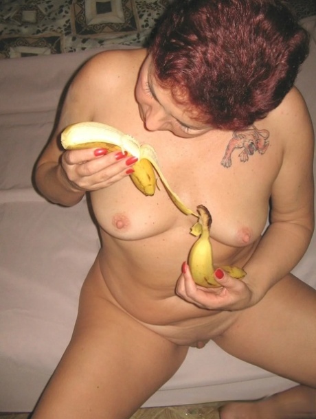 Short-haired MILF inserts a ripe banana into her pussy and blows a dick
