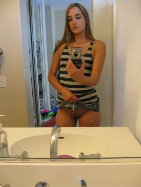 Adorable amateur teen shows her sexy nipples and big booty in the mirror