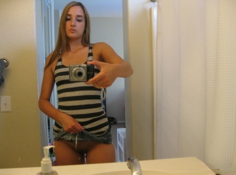 Adorable amateur teen shows her sexy nipples and big booty in the mirror
