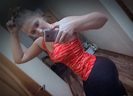 Brunette amateur shows off her big ass while taking nude selfies