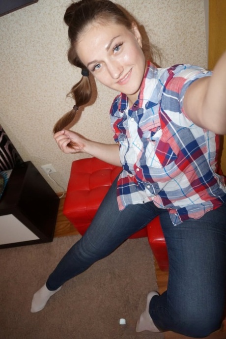 Brunette amateur shows off her big ass while taking nude selfies