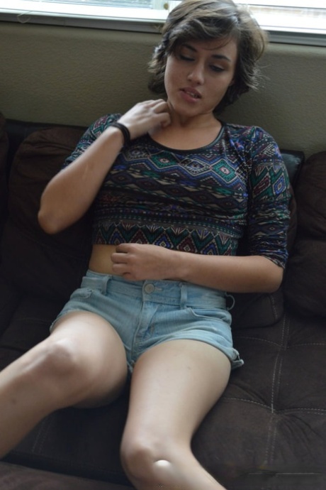 Amateur babe strips fully naked & masturbates with a dildo on the couch