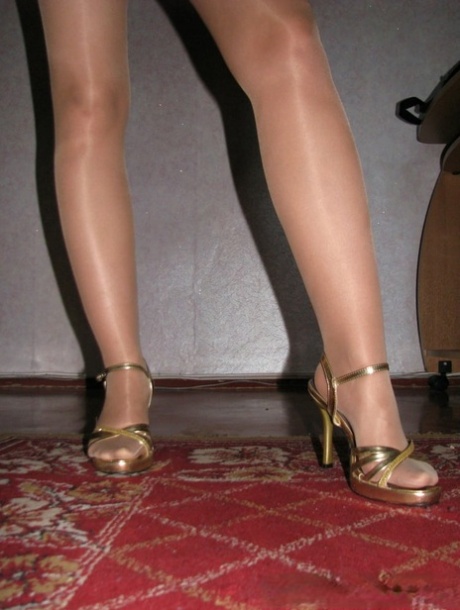 Brunette MILF amateur flaunts her all-natural body in pantyhose & golden heels