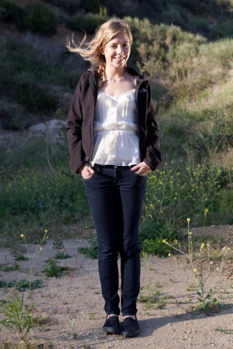 Young blonde Chastity Lynn gives a public blowjob to her man in the car