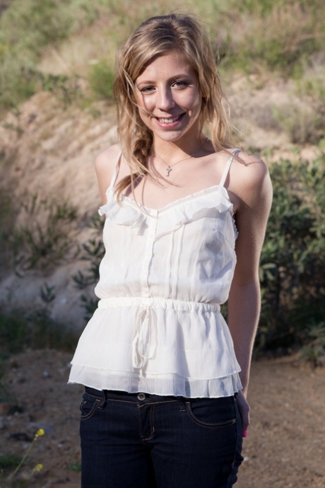 Young blonde Chastity Lynn gives a public blowjob to her man in the car