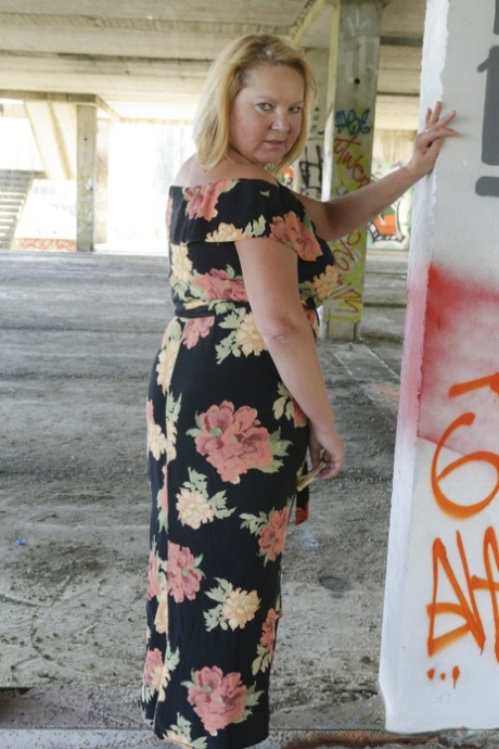 Kinky mature BBW getting fucked by a skinny teenage construction worker