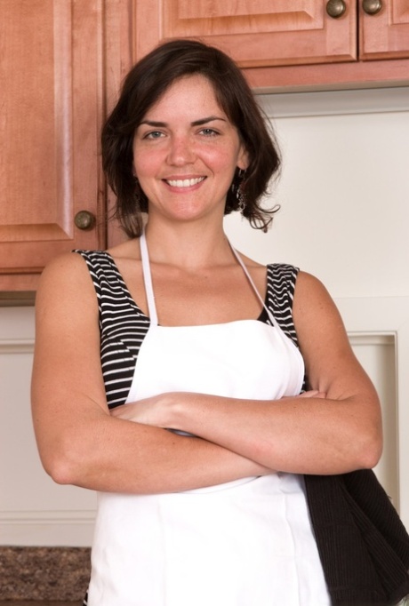 Housewife Katie Z proudly displays her all natural twat and underarms