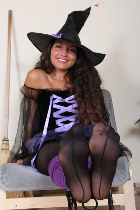 Teenage witch Gioia shows off her amazing feet and soles in black stockings