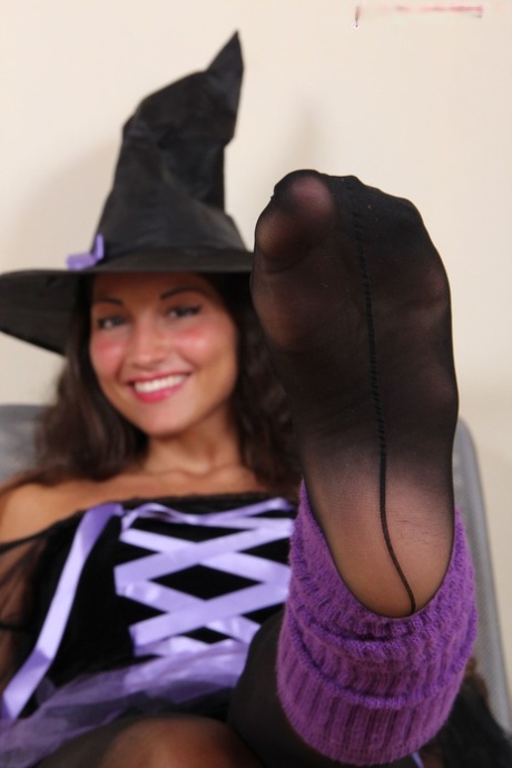 Teenage witch Gioia shows off her amazing feet and soles in black stockings