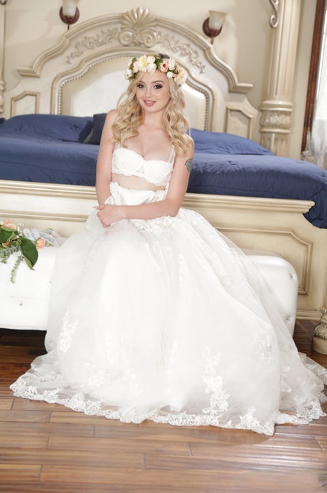 Hot lesbian brides Lexi & Kit pussy lick & scissor before sharing a big cock