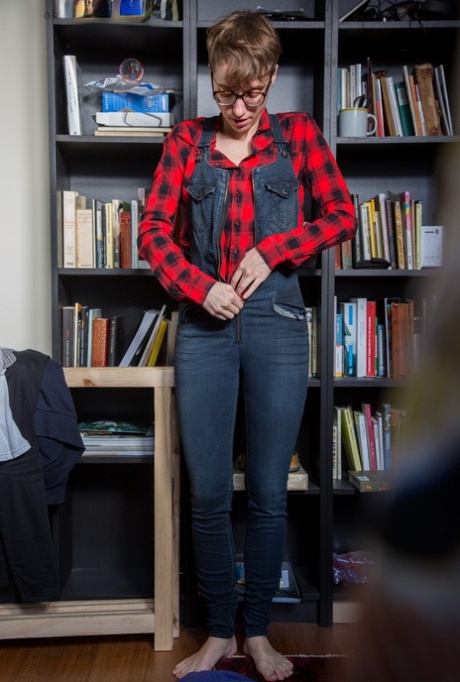 Skinny amateur Gretchen dresses herself among library stacks