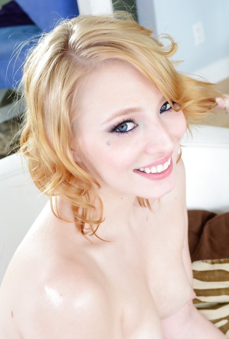 Sexy blonde tranny has her huge ts cock sucked by redhead woman