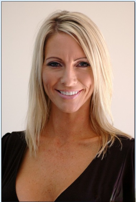 Dazzling MILF Emma Starr showing off booming tits and shaved slit